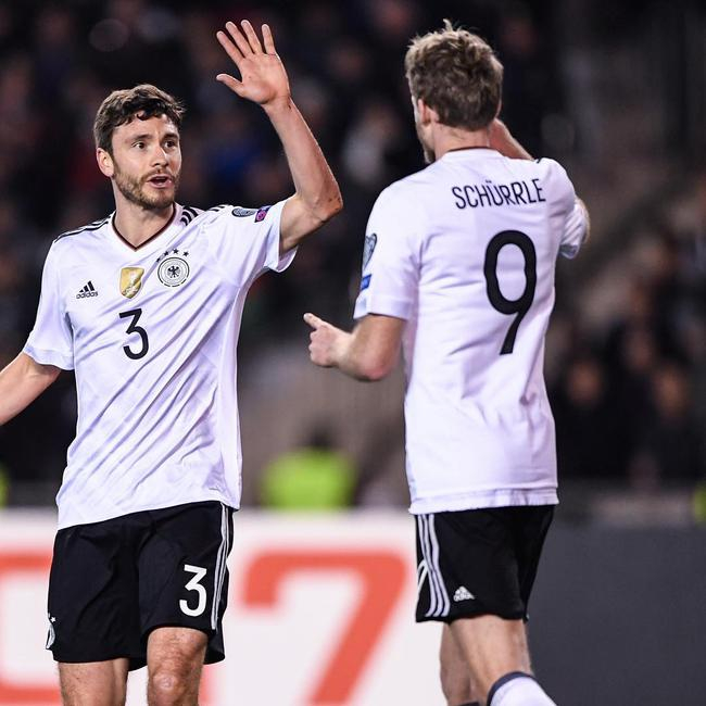 赫克托（左）两度助攻许尔勒