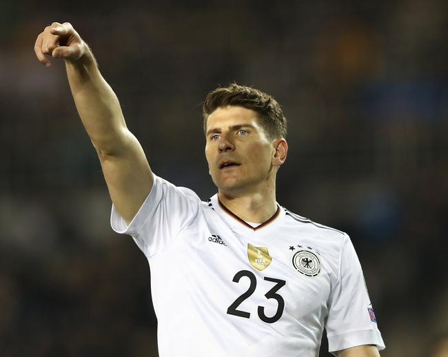 戈麦斯庆祝进球