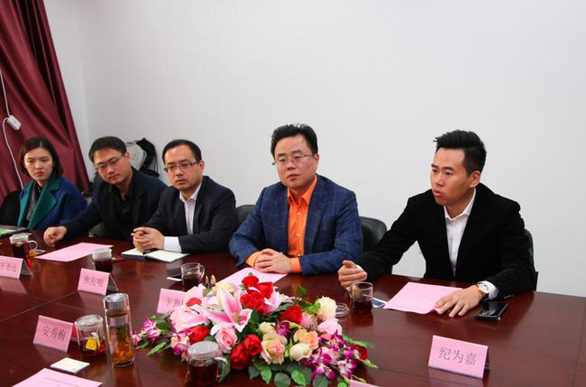 ▲青鸟体育总裁纪为嘉（右一）发言