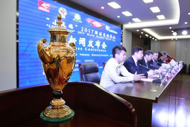 奖杯出现在发布会现场