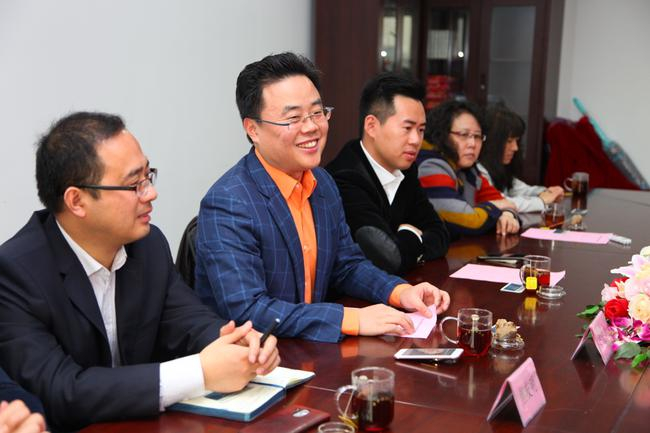 ▲青鸟体育董事长卞光明（左二）对设立青鸟体育奖励基金表达自身期待