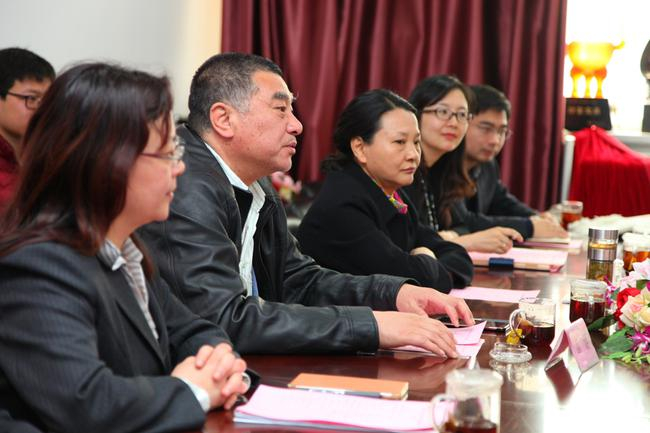 ▲中央财经大学体育经济与管理学院院长高涵代表学院师生向青鸟体育表示感谢