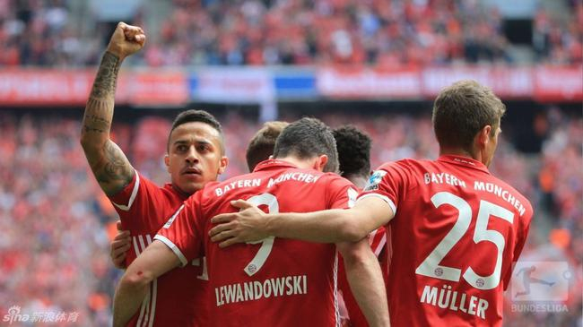 拜仁庆祝进球