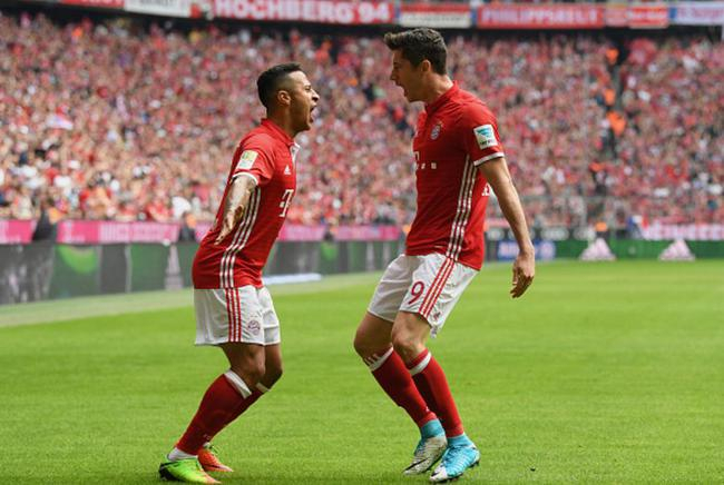 蒂亚戈和莱万庆祝