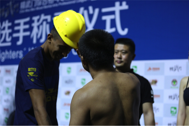 姜涛“送礼”卡洛斯