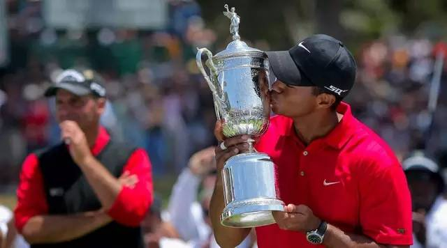 　　也有例外。美国公开赛的延长赛就是一整轮，18个洞。2008年美国公开赛，老虎-伍兹（右）拖着一条残腿，在美国公开赛的延长赛上战胜了洛克-梅迪亚特。