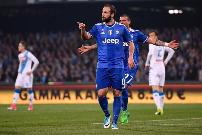 伊瓜因进球后疑似手指那不勒斯替补席或看台，嘴里念念有词