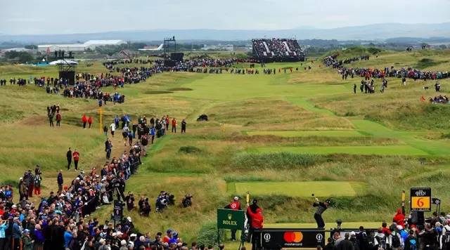 　　高纬度地区海畔的林克斯球场，基本无树，挑战来自强烈海风、坚硬的土地、多变的天气，以及图中发黄的长草区，长度有时及膝。图片点击可放大。（苏格兰皇家特伦俱乐部）