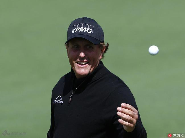 米克尔森在狂风中交出71杆