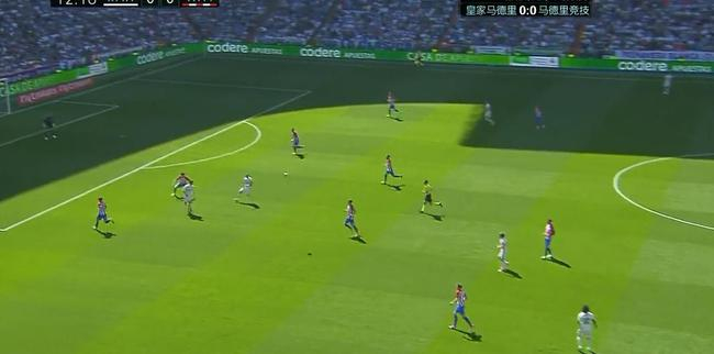 本泽马试图做球，但陷入了马竞防守球员的包围圈