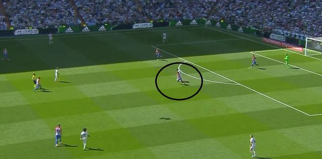 卡塞米罗回撤拿球，马竞逼上去了。