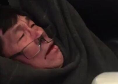 美联航强拖亚裔乘客