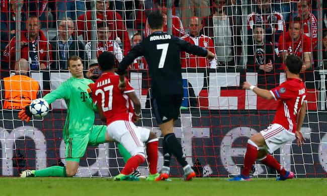 C罗射门被诺伊尔下意识封出