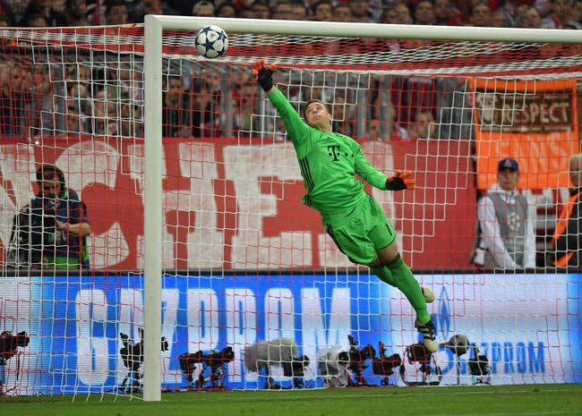 本泽马中楣瞬间