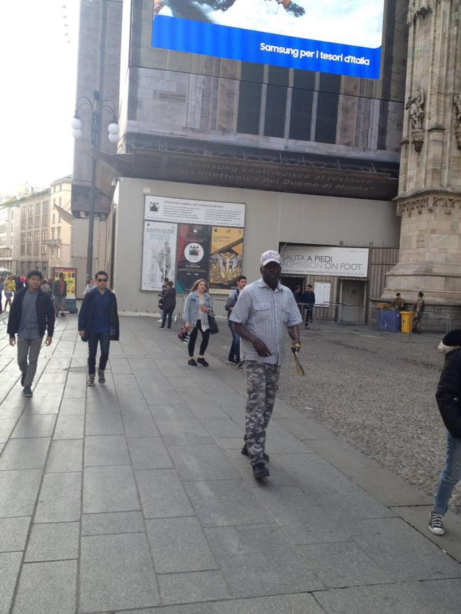 米兰街道上的流浪汉、艺人与卖绳结的黑人