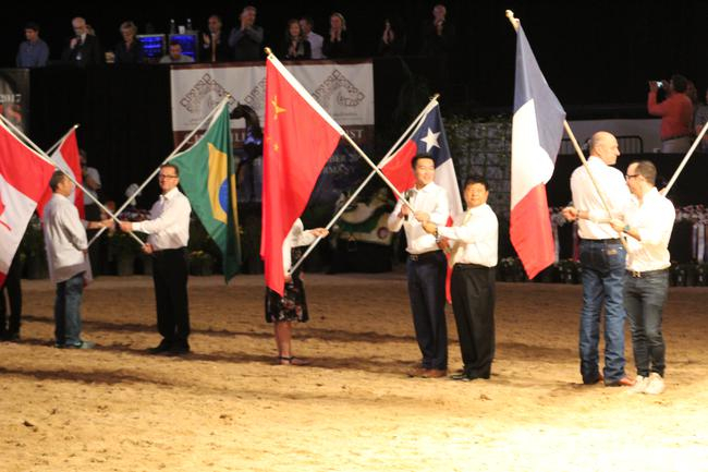 闭幕式上皇朝马房举中国五星红旗出场