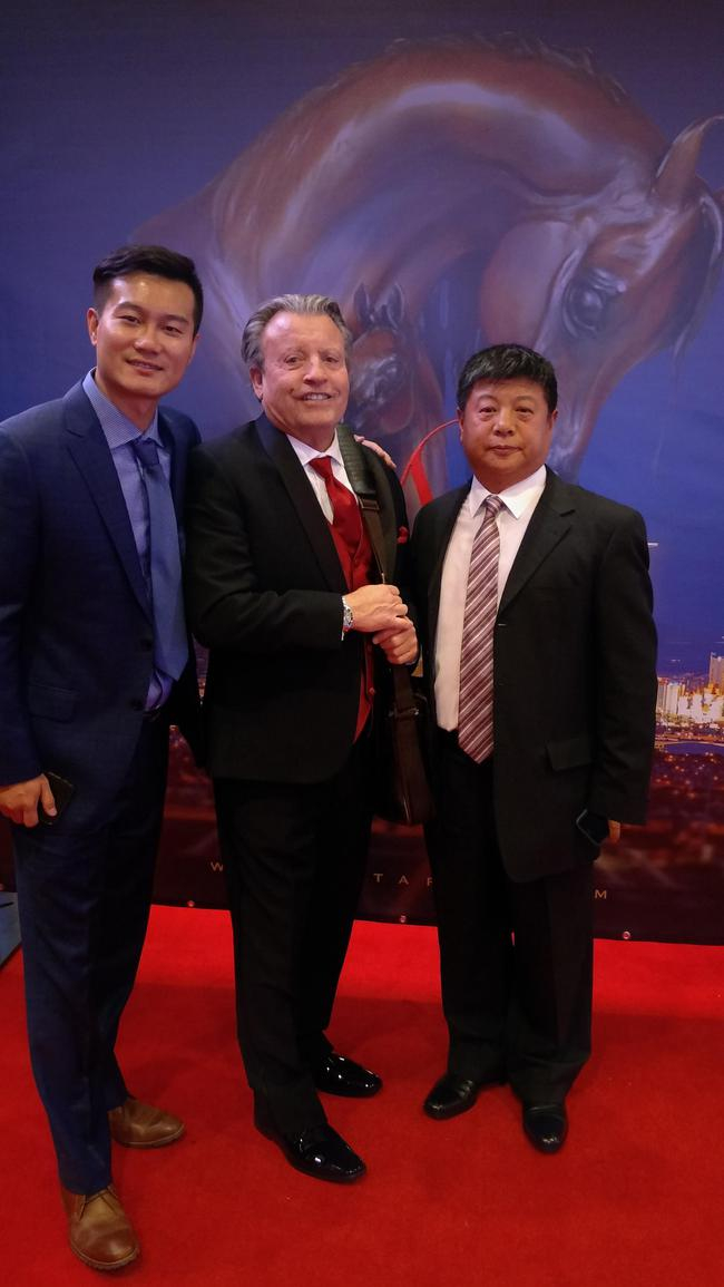 拍卖会主办方前来恭贺皇朝马房竞拍成功