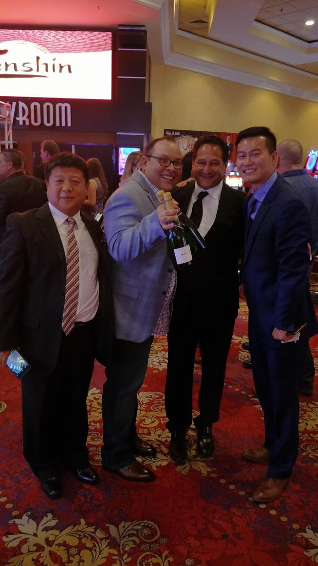 皇朝马房庆祝竞拍成功