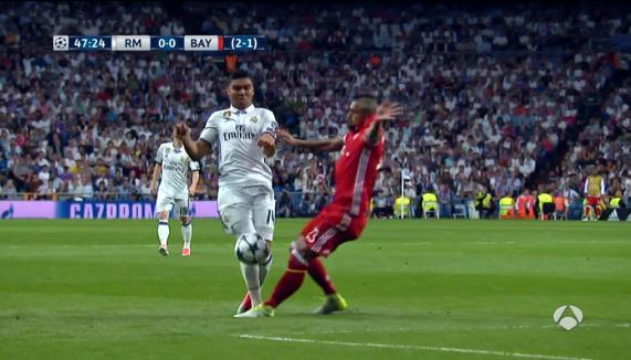 但这次犯规，比达尔该吃黄牌