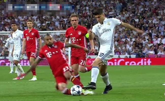 比达尔似乎先铲到球