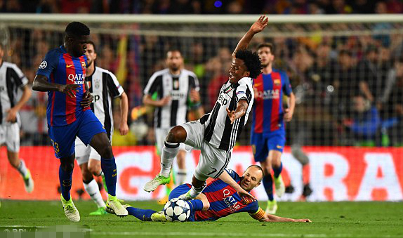 伊涅斯塔铲倒夸德拉多，奎珀斯亮出此役首张黄牌