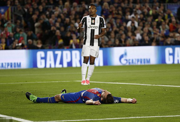 梅西斜传，阿尔巴飞身射门没打正部位