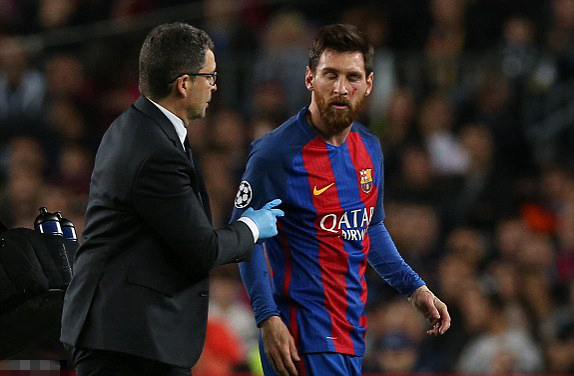 梅西面部挂彩接受治疗