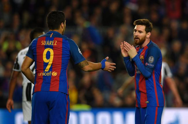 梅西错失机会后感到惋惜