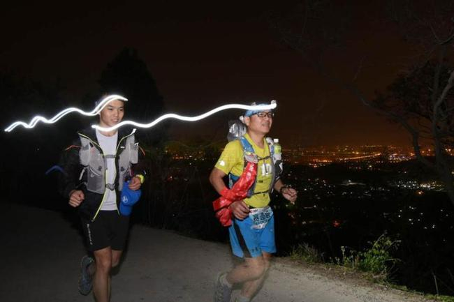 夜间拍摄的跑者