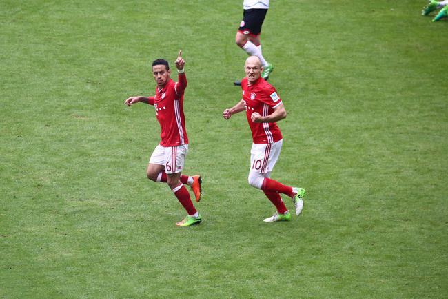 蒂亚戈庆祝进球