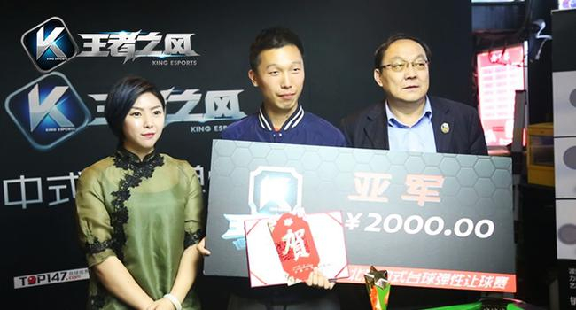 袁静雅女士（左一），亚军康宁先生（中），刘健先生（右一）