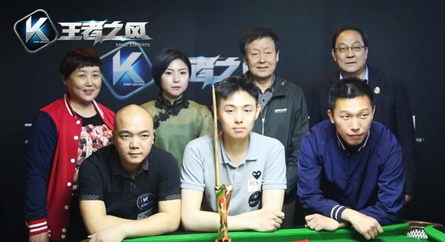 嘉宾与获奖选手合影