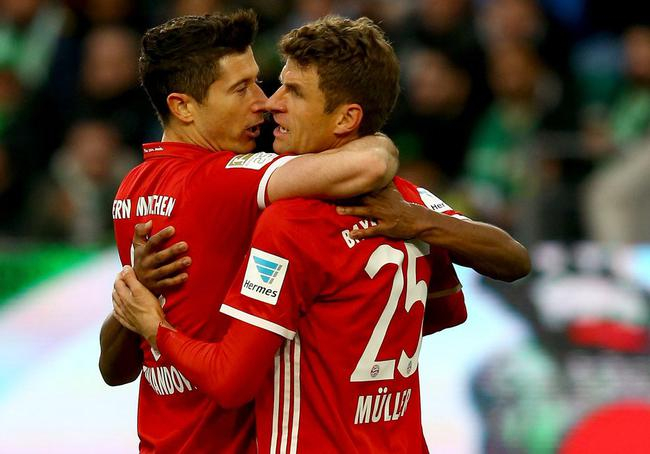 莱万和穆勒庆祝进球