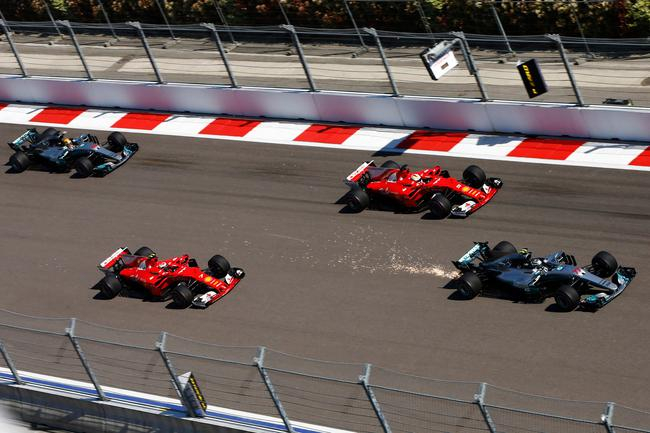 博塔斯超越两部法拉利赛车