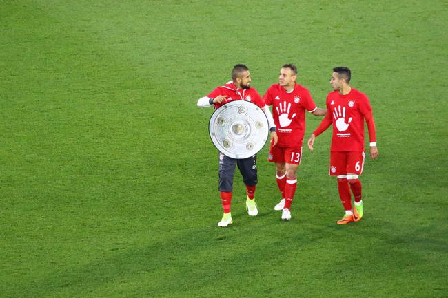 拜仁队员套上5连冠T恤庆祝