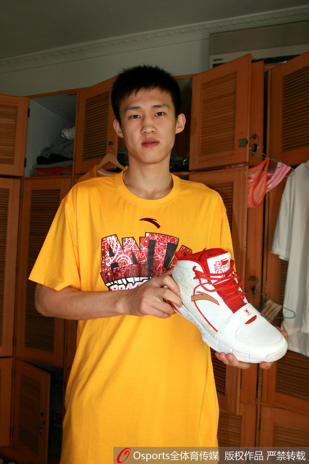 安踏坐拥中国男篮队长周鹏