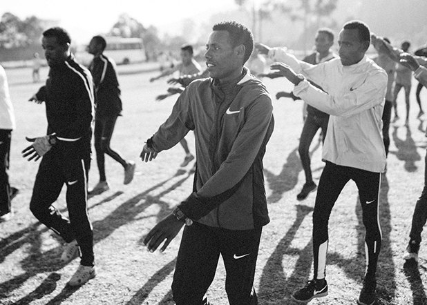 德西萨和团队在跑步训练前进行动态热身