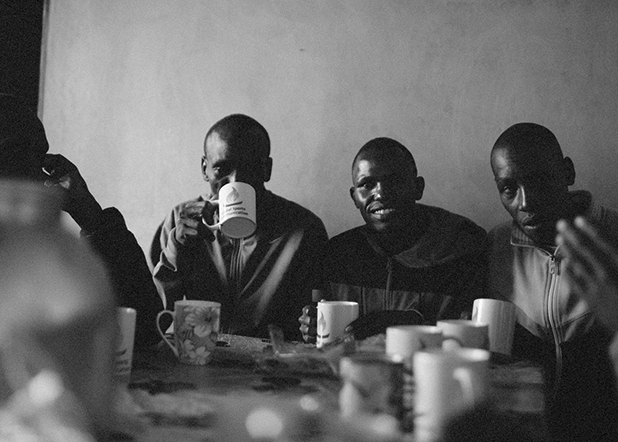 基普乔格在跑步训练后和队友一起饮茶