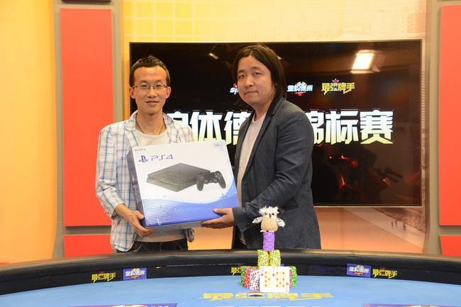 最强牌手商务负责人梁砚为亚军王垚颁奖