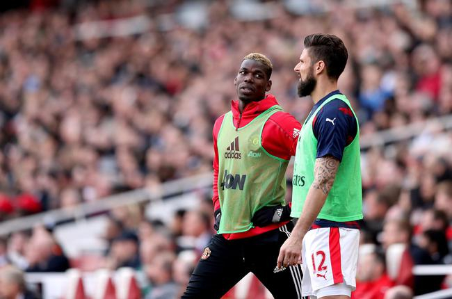 热身的博格巴和吉鲁在场边交谈