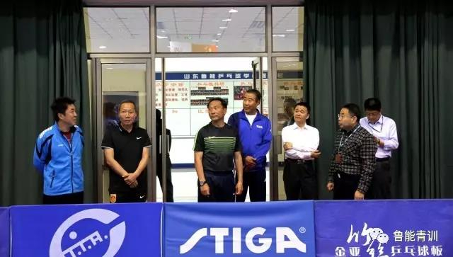 参观乒乓球训练馆