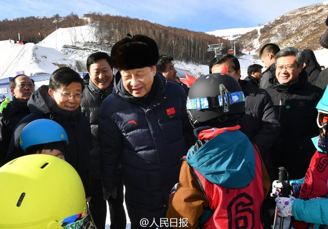 习近平雪场关爱“冰雪少年”（来源：人民日报）