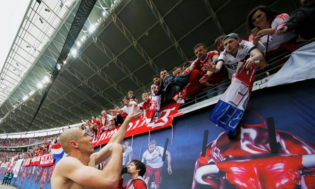 罗本赛后将球衣送给球迷