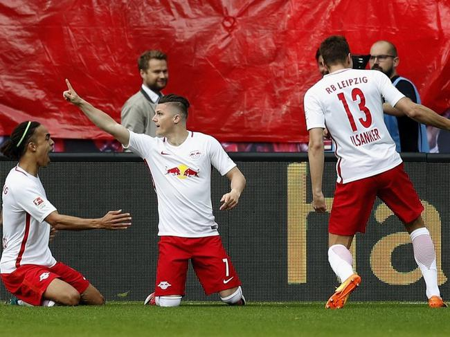 扎比策庆祝进球