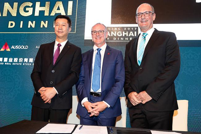 　　美酒客主席郑军平，南澳大利亚州州长Jay Weatherill和阿德莱德港澳式橄榄球俱乐部主席David Koch签署协议并合影留念。