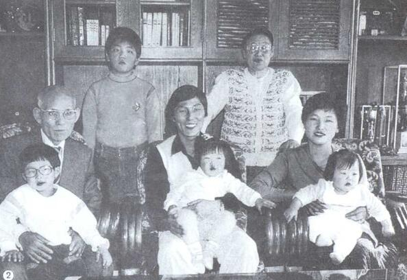 李昌镐与师父曹薰铉全家福