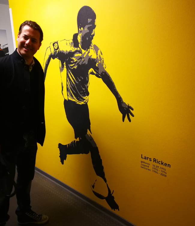 里肯和自己合影