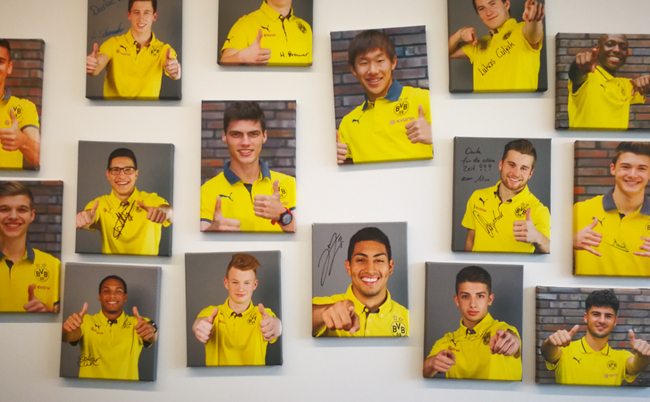 墙上挂着球员们的照片