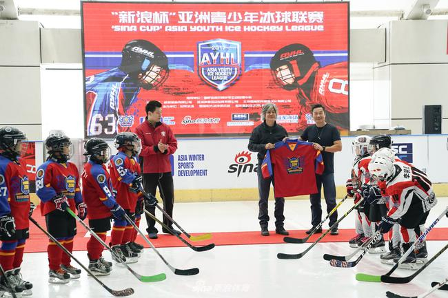 张雷（左）与付野（中）赠予魏江雷球衣