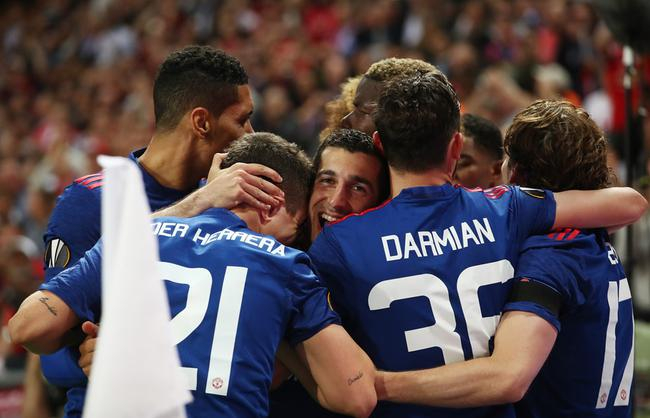 姆希塔良同队友庆祝进球